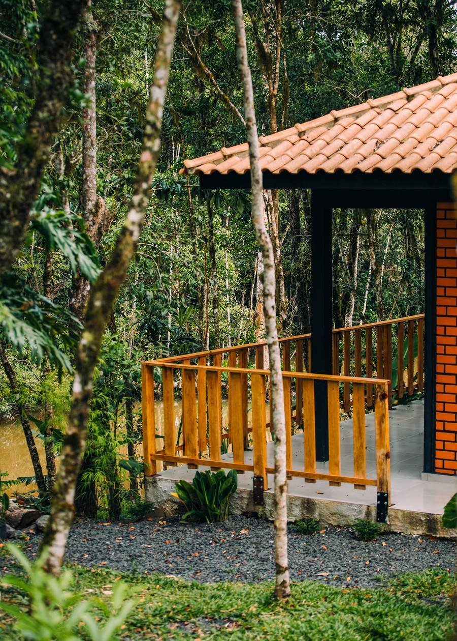 Café da manhã servido em meio à natureza na FOX Pousada