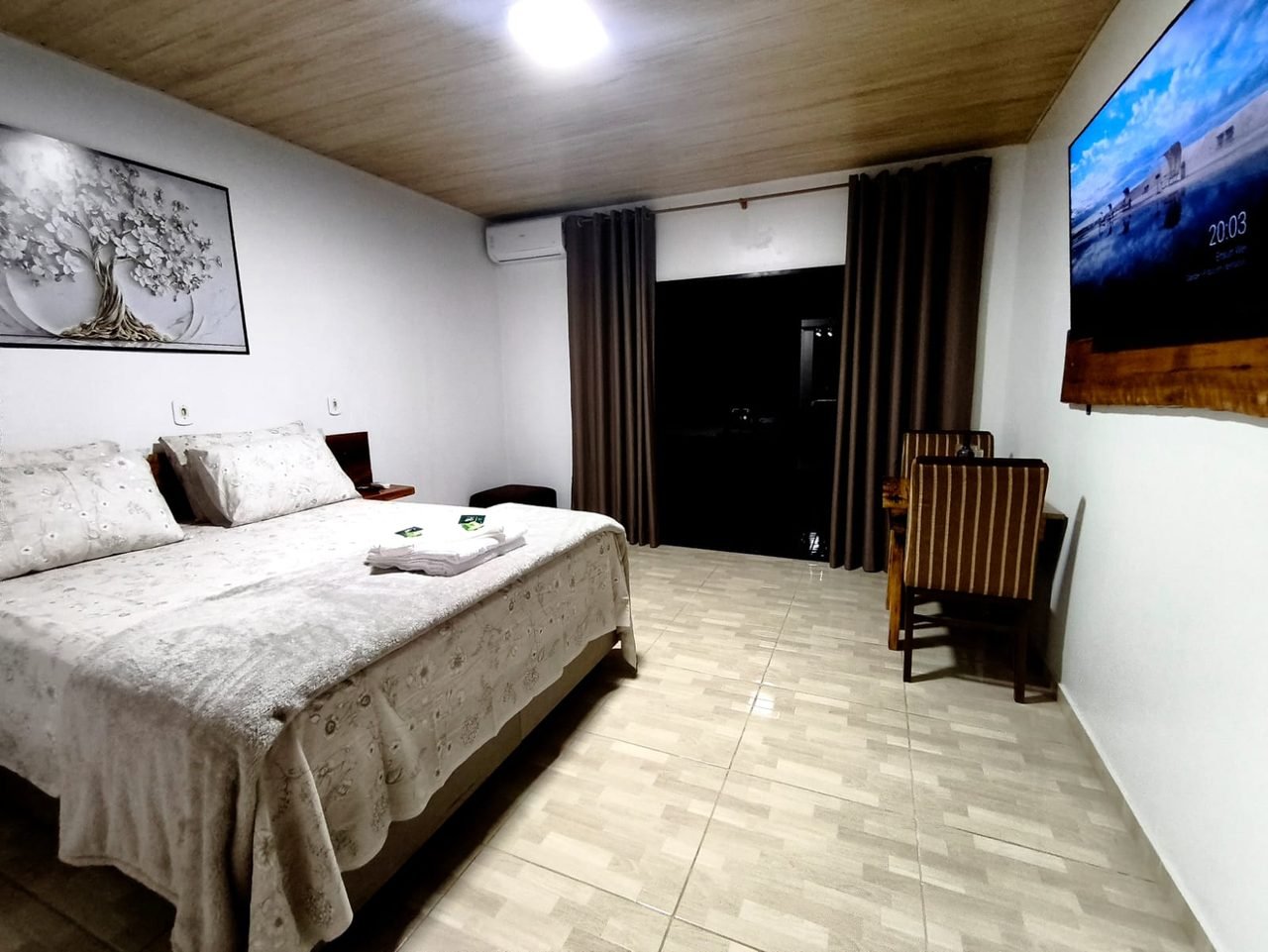 Interior de uma acomodação preparada para receber os hóspedes da FOX Pousada